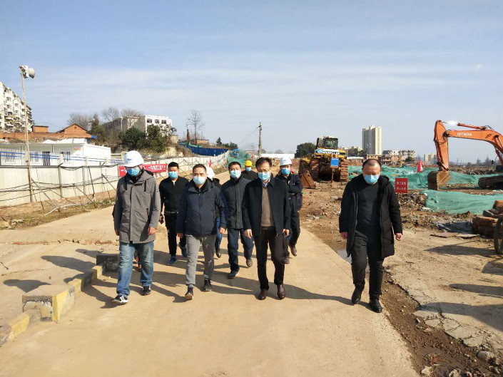 持續(xù)加力抗疫情 克難攻堅抓復工——信陽華信投資集團董事長萬漢華現(xiàn)場督導市重點項目復工復產(chǎn)工作