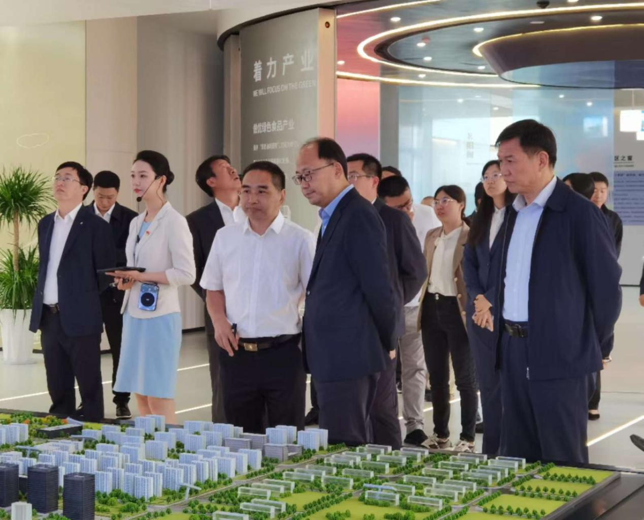 蘇州市政府副秘書長金曉虎一行到信陽CAZ城市展廳調(diào)研