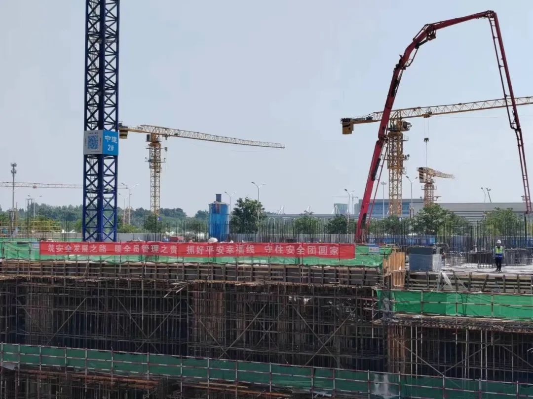 ?“沖”出地平線 信陽CAZ金融服務中心項目D座“正負零”澆筑完成