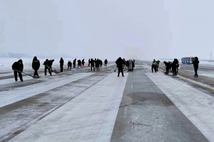 信陽(yáng)明港機(jī)場(chǎng)抗擊冰雪，護(hù)航旅客回家路